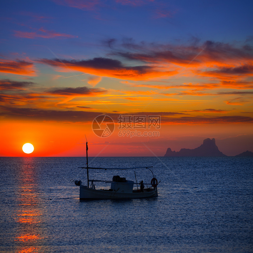 伊比扎日落Es Vedra 观景和渔船浮游船海滩胰岛天堂日落旅行海岸地标假期太阳海洋图片