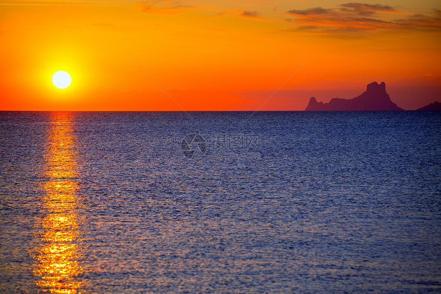 伊比扎日落Es Vedra 从Formentera地标海岸旅行橙子太阳天堂蓝色日落胰岛海洋图片