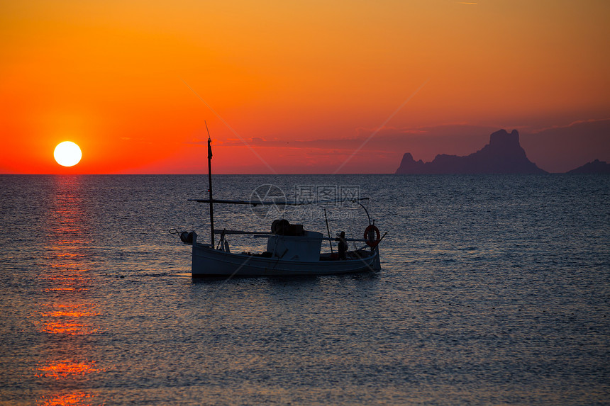 伊比扎日落Es Vedra 观景和渔船浮游船胰岛日落假期天空旅行橙子海滩血管蓝色海洋图片