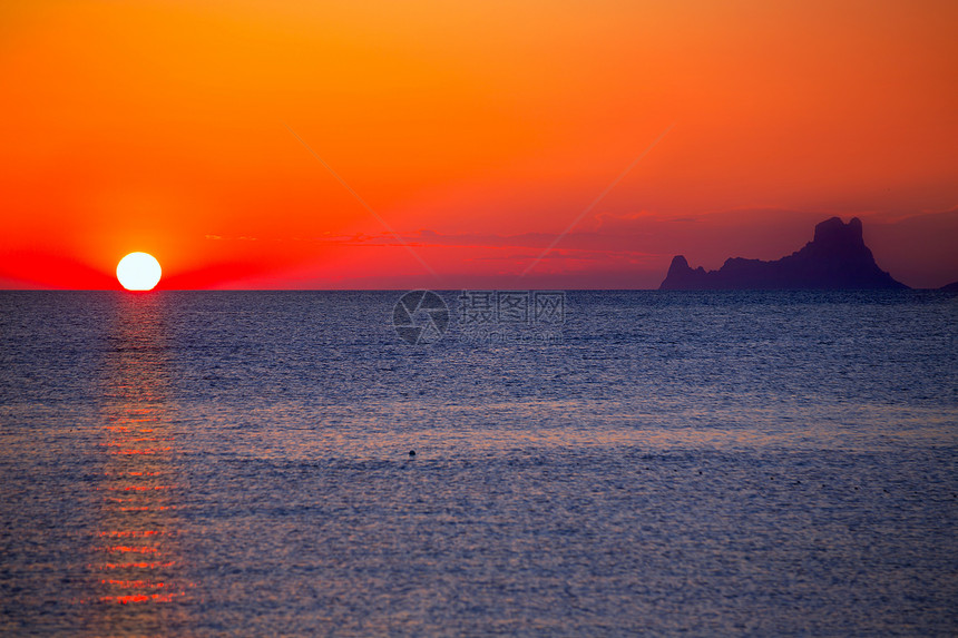 伊比扎日落Es Vedra 从Formentera旅游地标海滩假期旅行天堂橙子蓝色胰岛日落图片