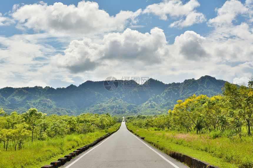 农村道路和乡村地貌车道天空风景国家美丽土地植物草地农场蓝色图片