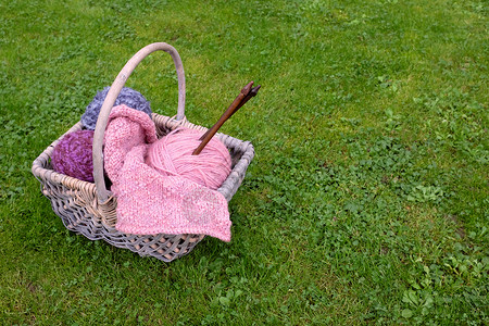 草坪上的篮子编织 针头和羊毛高清图片
