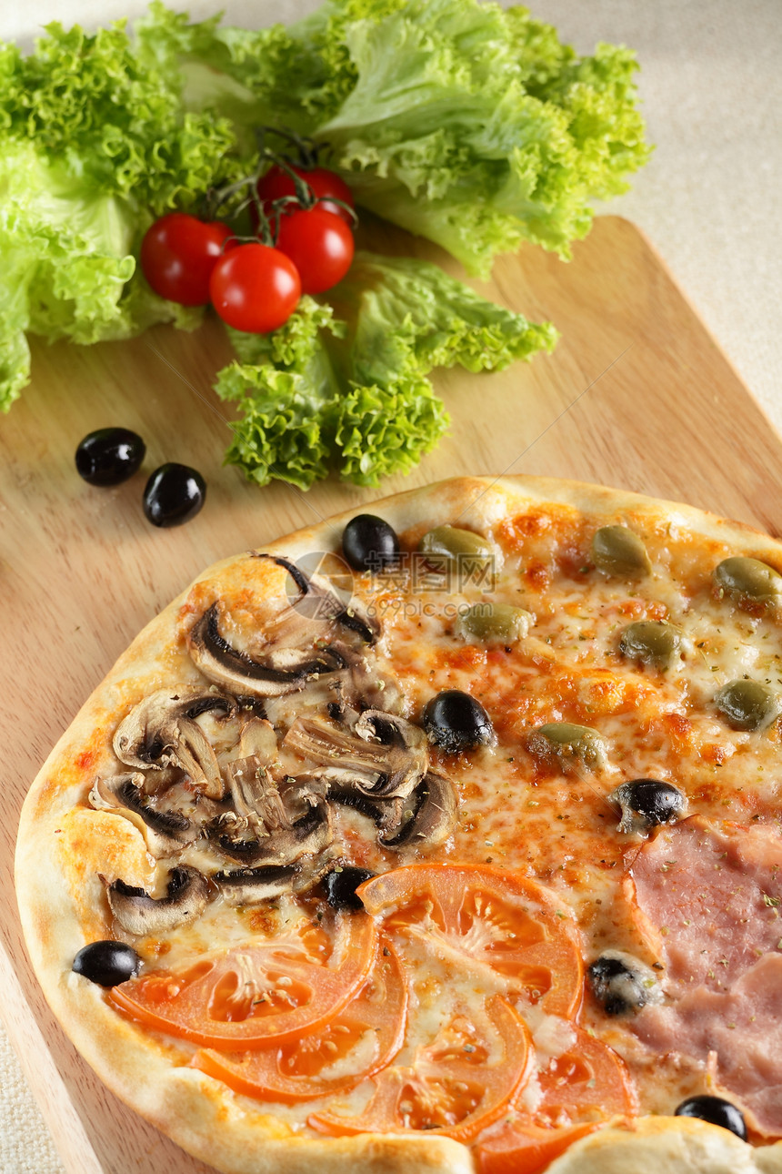 新鲜热热的比萨饼沙拉小吃食物营养美食饮食蔬菜木头脆皮面团图片