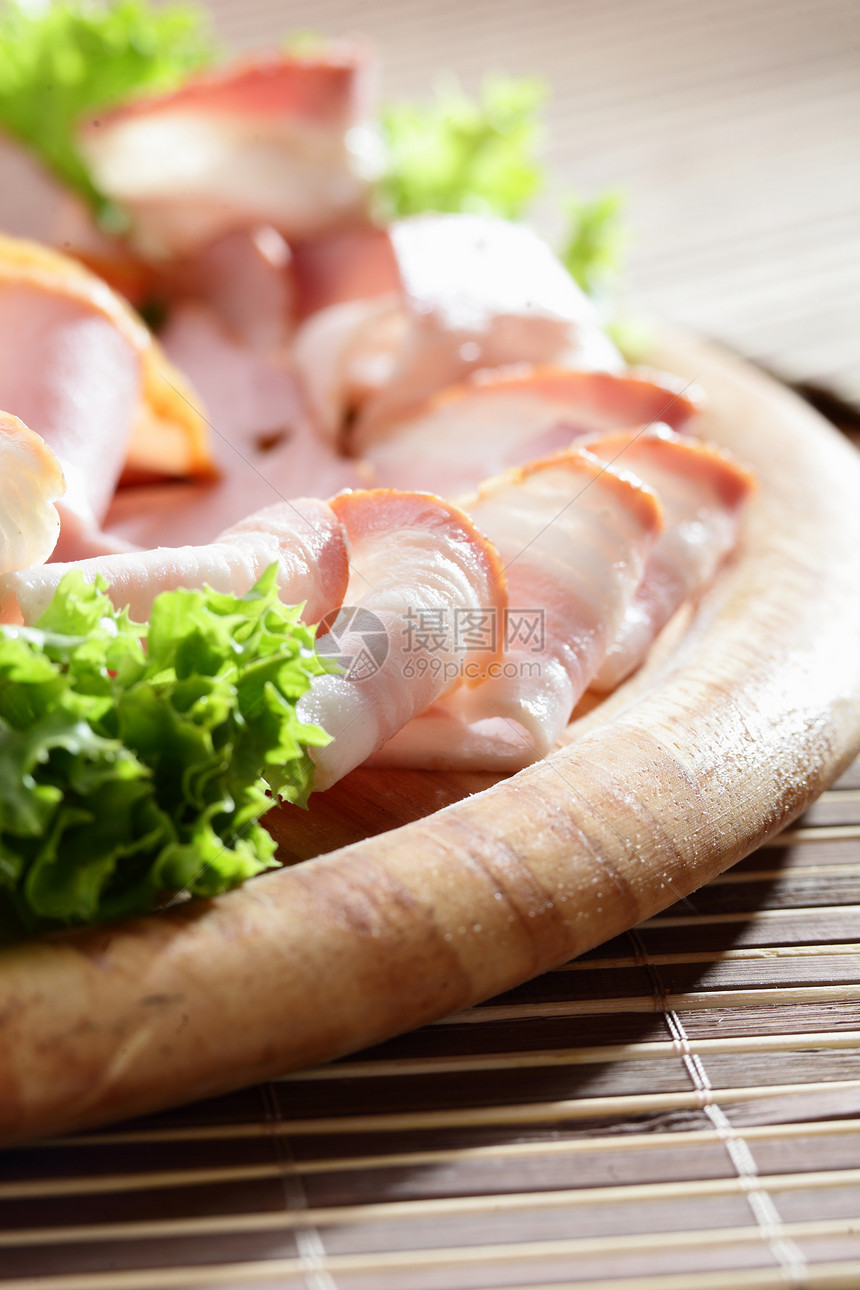 冷切玻璃猪肉食物沙拉盘子熟食厨房橙子黑色白色图片