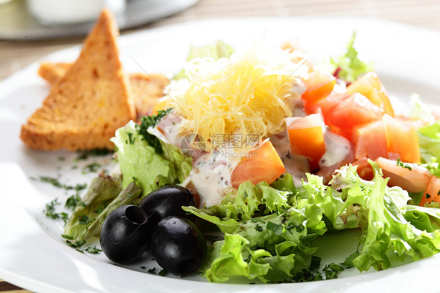 新鲜沙拉饮食餐厅桌子酱汁食物午餐木头盘子营养美食图片