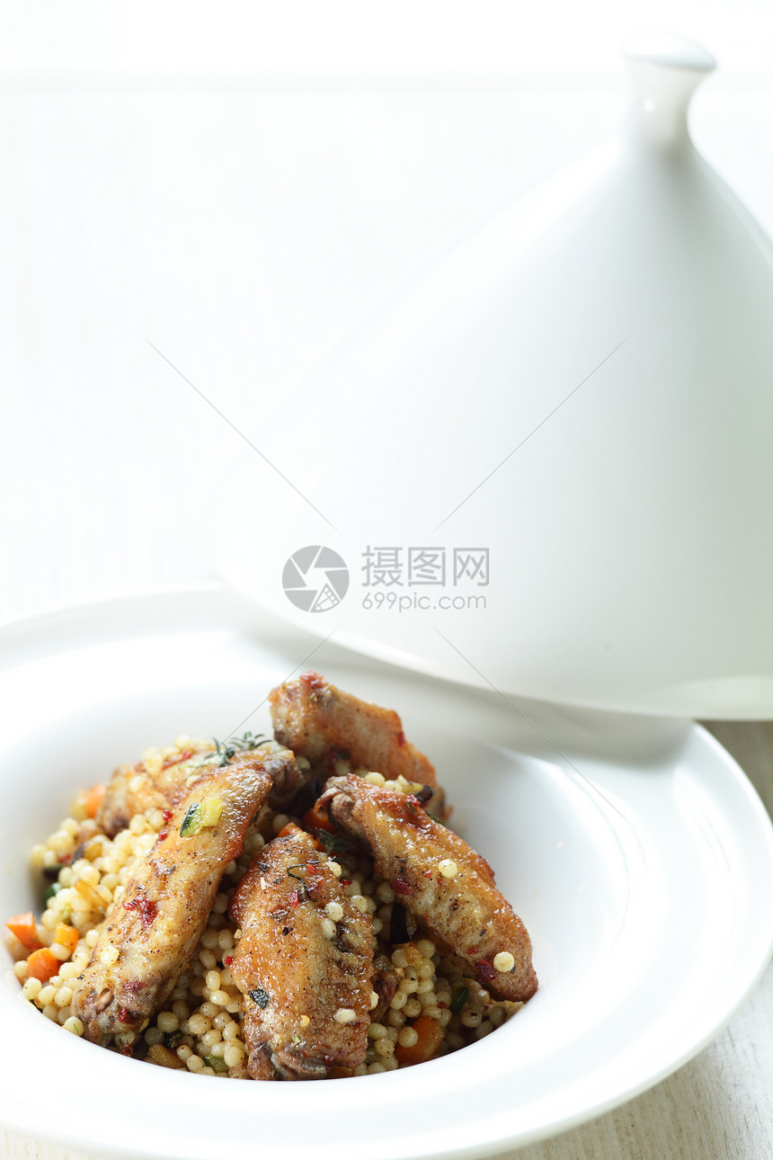 肉和小米的安宁绿色盘子胡椒饮食午餐牛扒美食白色用餐炙烤图片