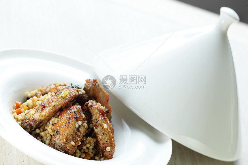 肉和小米的安宁桌子美食盘子牛扒油炸绿色炙烤胡椒营养餐厅图片
