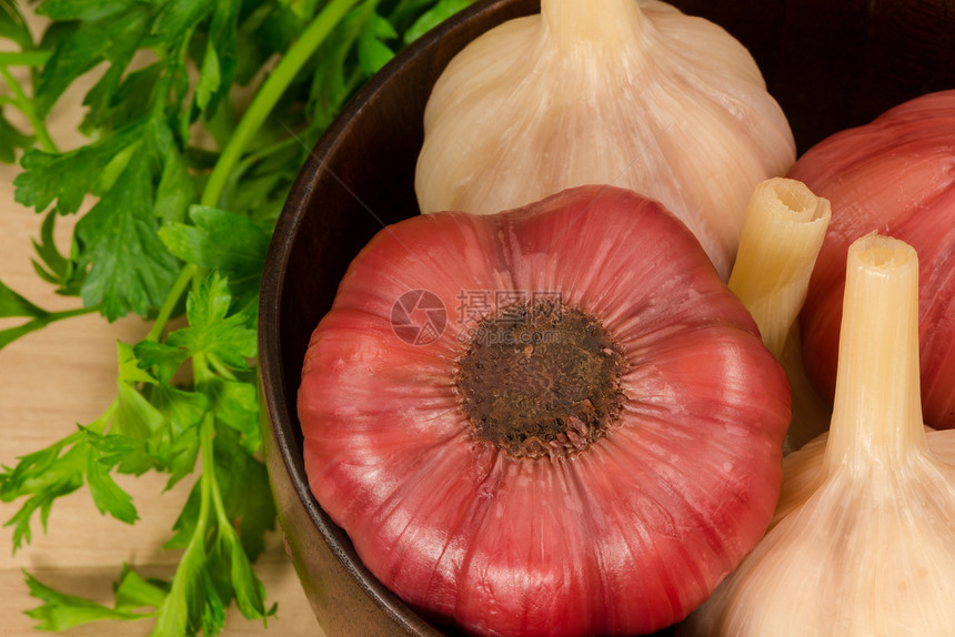 木碗里泡菜大蒜白色小吃绿色食物红色图片