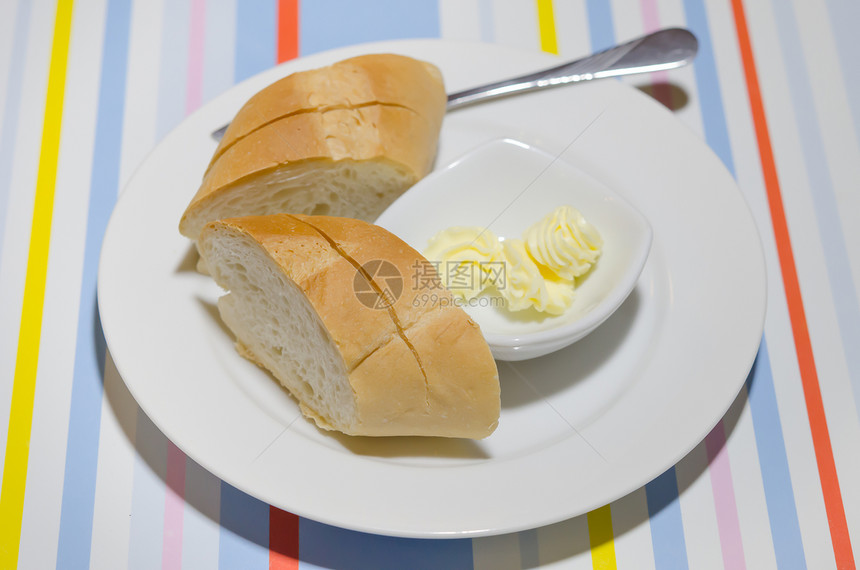 面包和奶酪营养甜点食物盘子白色小吃棕色图片