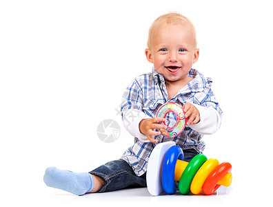 几个小孩玩金字塔玩具的小可爱男孩身体男生几个月幸福金发女郎工作室喜悦孩子婴儿白色背景