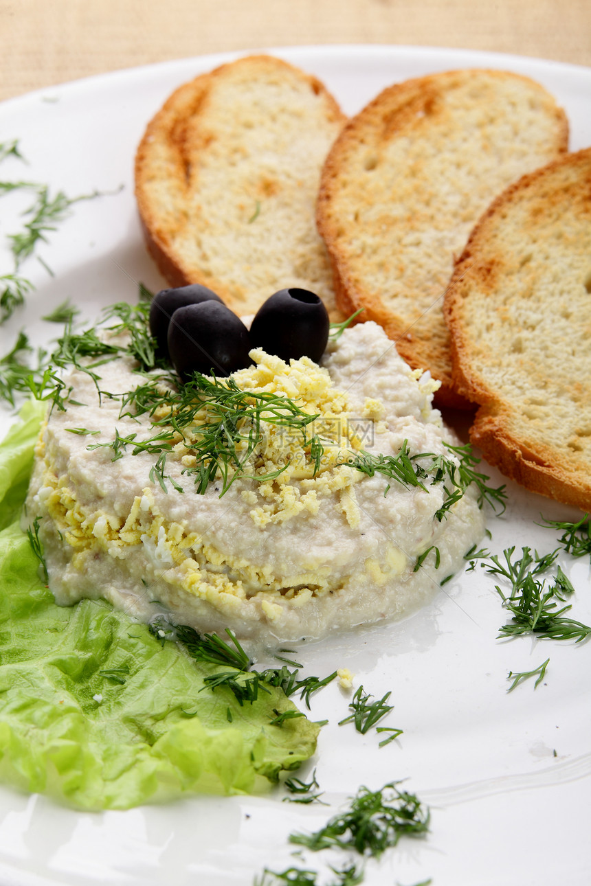 配有面包的沙拉维生素玻璃蔬菜桌面饮食白色桌子盘子美食食物图片