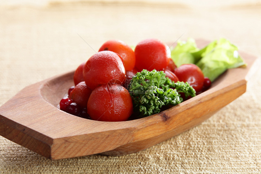 新鲜的 可口的沙拉桌子绿色蔬菜午餐盘子美食饮食玻璃浆果设置图片