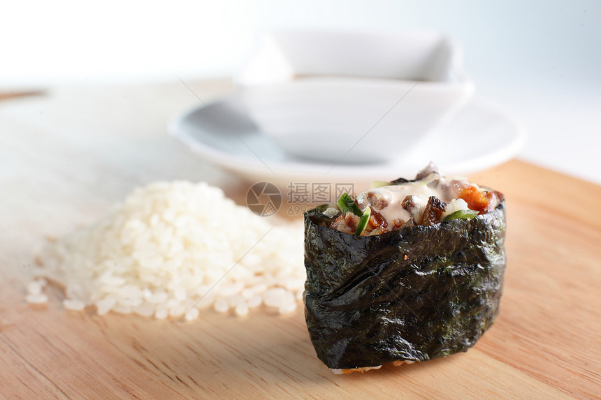 新鲜而美味的寿司桌子海鲜木头海藻熏制鳗鱼餐厅食物厨房盘子图片