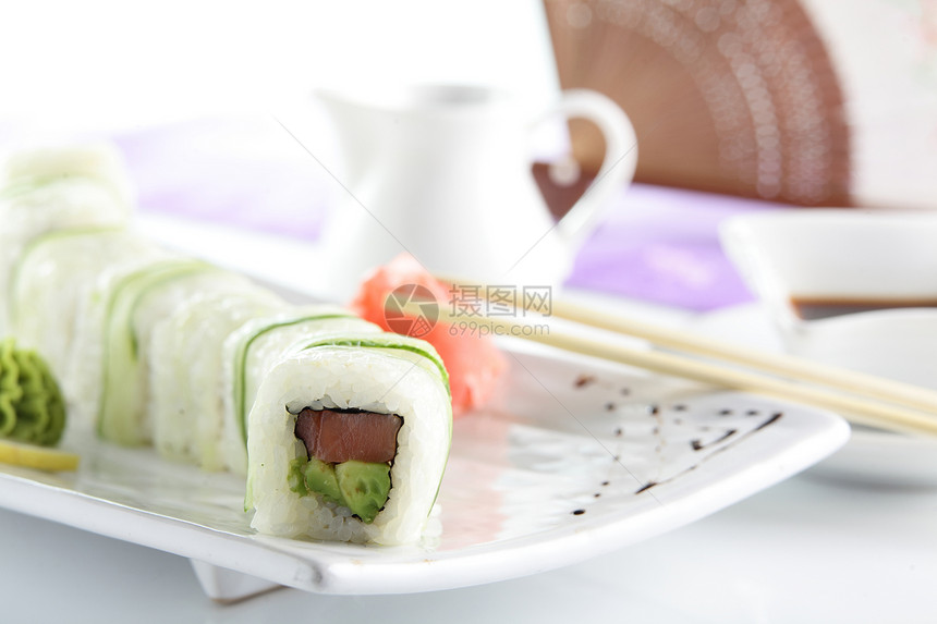 苦果和美味的寿司美食海藻海鲜餐厅文化食物午餐盘子白色绿色图片