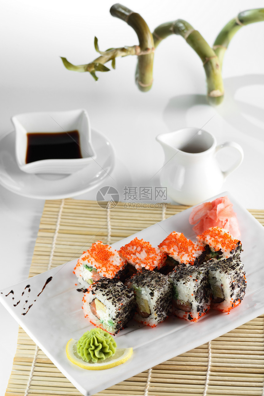 苦果和美味的寿司文化午餐餐厅美食海鲜绿色盘子食物白色海藻图片