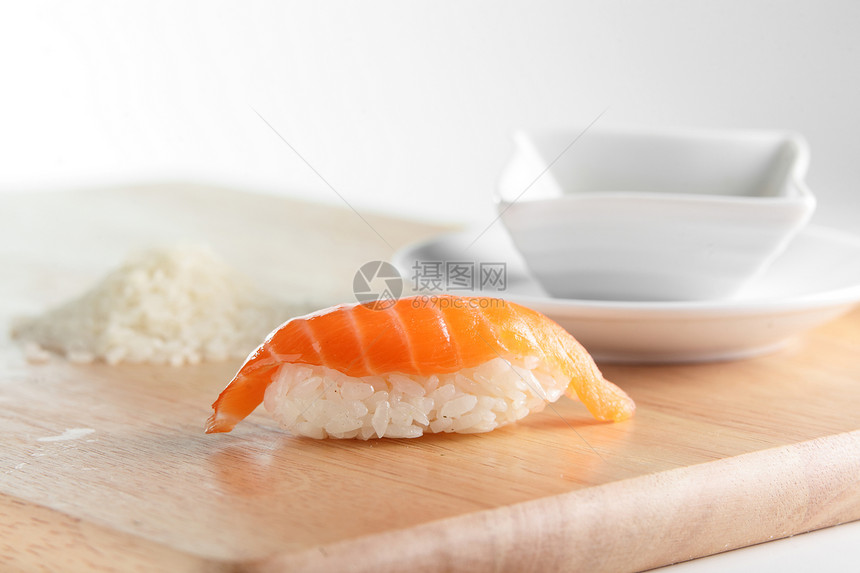 苦果和美味的寿司白色绿色餐厅海鲜美食食物盘子午餐酱汁木头图片