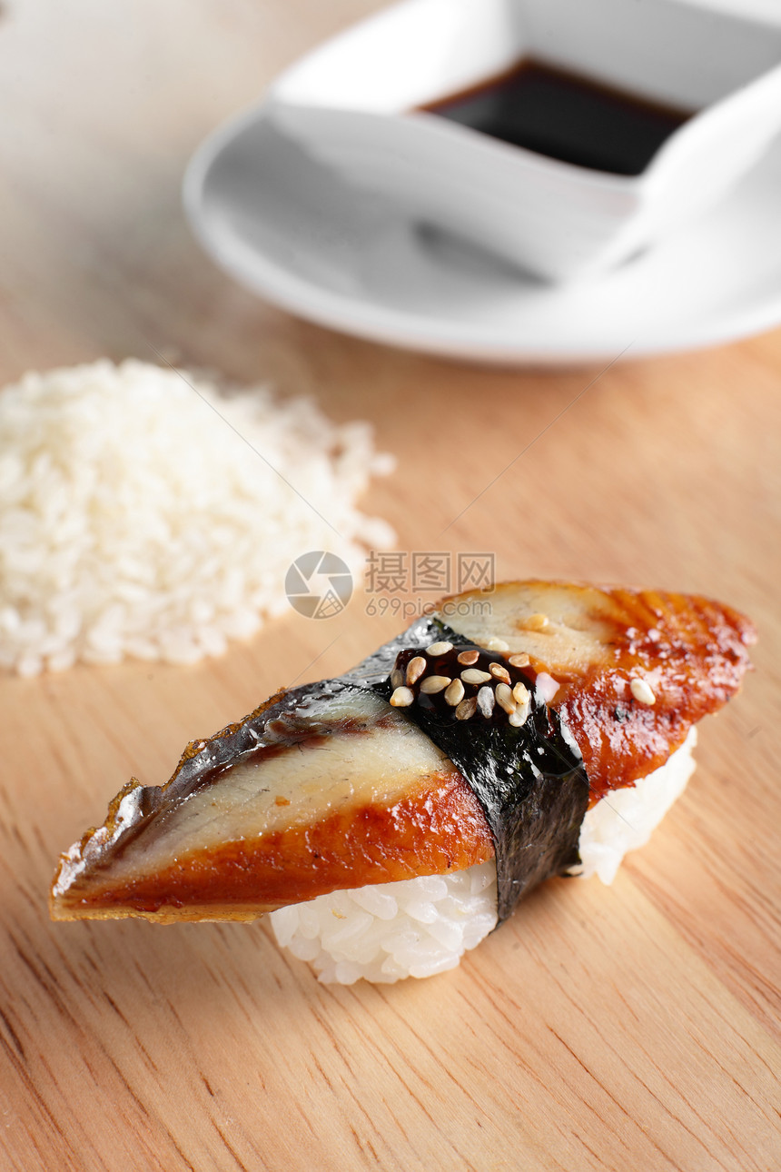苦果和美味的寿司午餐酱汁海鲜美食食物餐厅盘子文化木头海藻图片