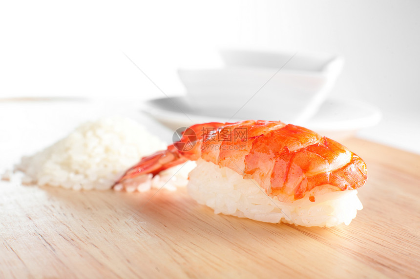 苦果和美味的寿司文化海鲜食物木头酱汁盘子海藻白色美食绿色图片