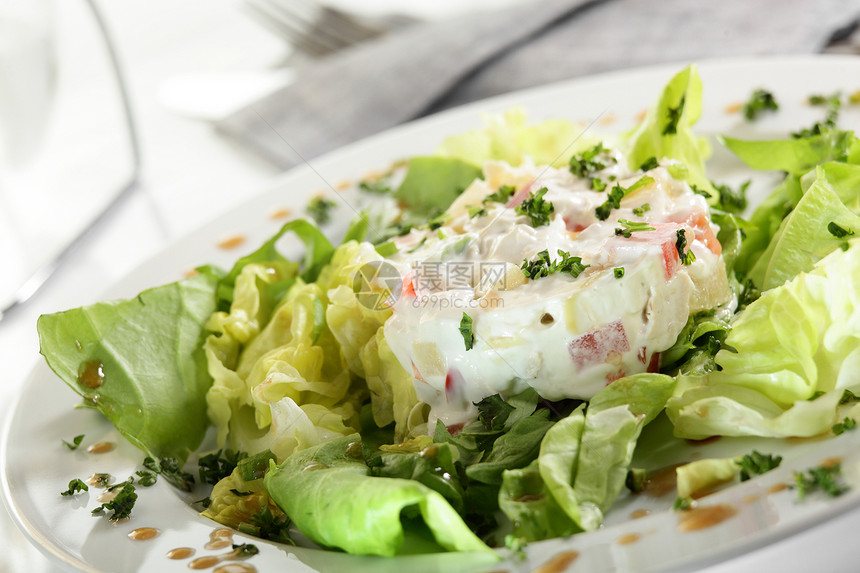 新鲜沙拉和美味的加奶午餐桌子熟食绿色蔬菜美食维生素餐厅盘子咖啡店图片