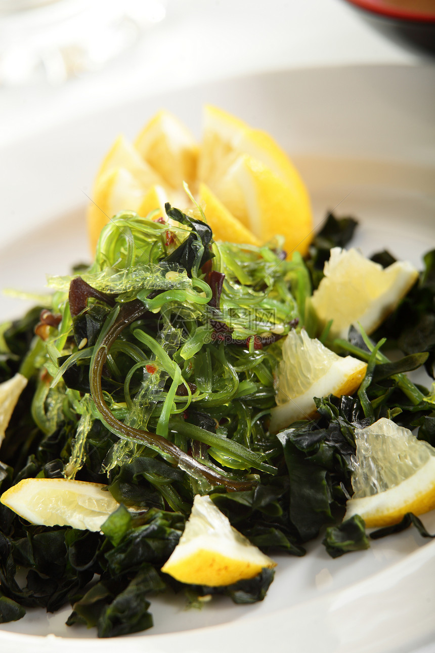 新鲜沙拉和美味的加奶营养绿色桌子午餐柠檬食物盘子饮食熟食蔬菜图片