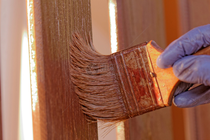 木板栅栏染染房子绘画木头刷子工作风化染色建筑学建筑工业图片