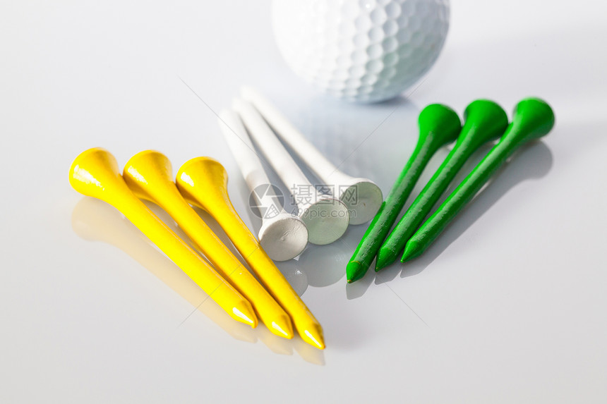 桌上的高尔夫高尔夫设备高尔夫球爱好竞赛反射运动球座圆圈闲暇绿色图片