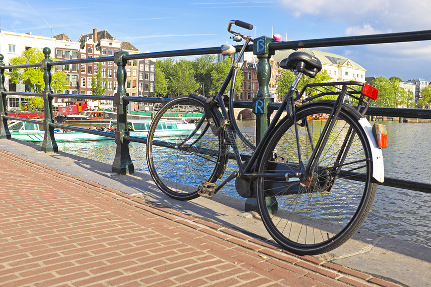 荷兰阿姆斯特丹大桥上的自行车车城市运输首都建筑物街道图片