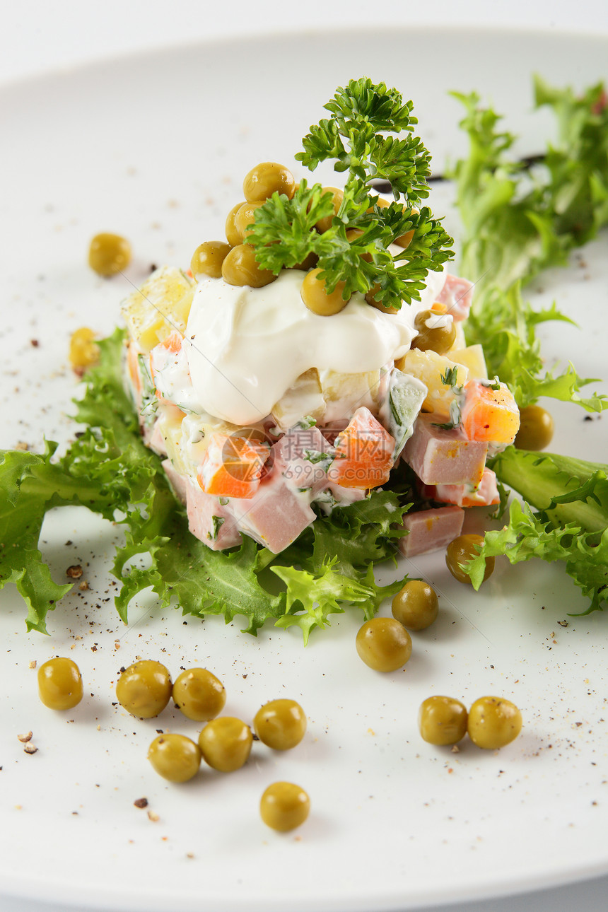 白色背景的清夏沙拉叶子绿色胸部餐厅食物维生素菜单美食沙拉香肠图片