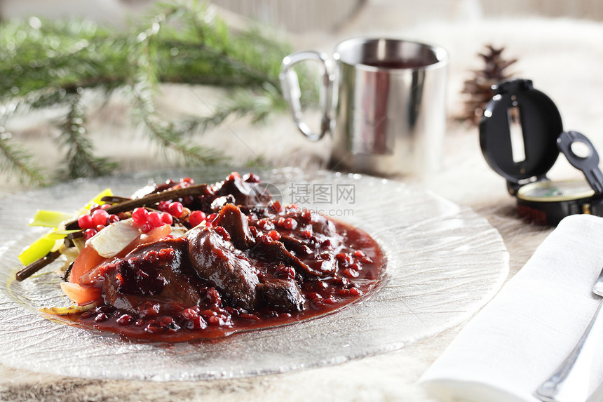 烤肉在透明菜盘上盘子午餐鱼片用餐蔬菜牛肉牛扒白色烹饪沙拉图片