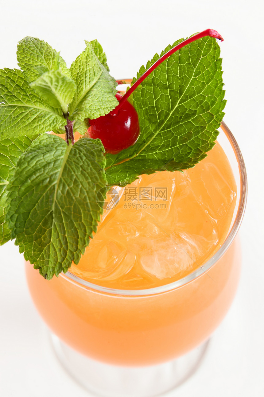 白色背景的新鲜鸡尾酒热带酒吧果汁派对橙子玻璃浆果大都会液体薄荷图片