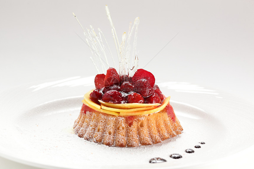菜盘上鲜甜的蛋糕糕点面包小吃焦糖饮食白色餐厅派对盘子水果图片