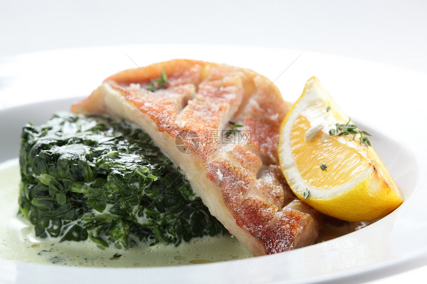 鱼的寒冷和清凉鱼片烧烤柠檬烹饪炙烤食物餐厅牛肉蔬菜用餐图片