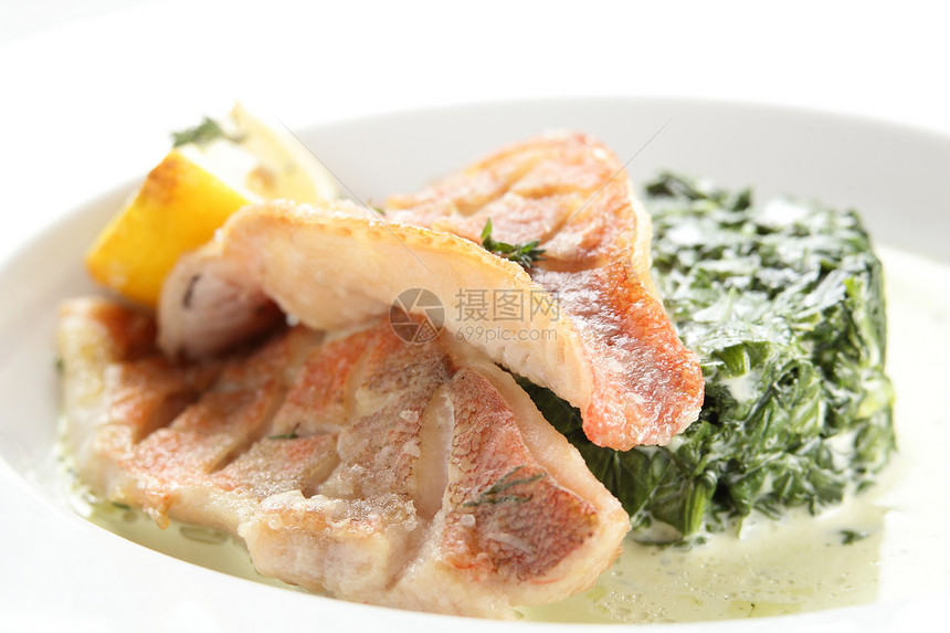 鱼的寒冷和清凉烧烤牛肉餐厅沙拉柠檬白色烹饪午餐盘子美食图片