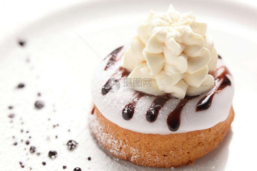 菜盘上鲜甜的蛋糕面包食物馅饼小吃奶油糕点餐厅装饰白色美食图片