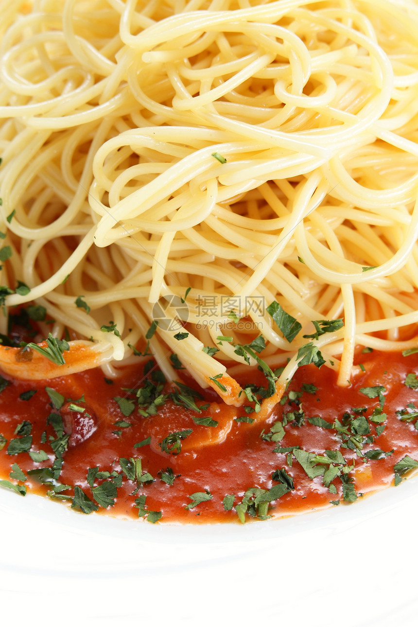新鲜热辣的意大利面酱加酱汁传统叶子面条饮食餐厅盘子蔬菜白色午餐食物图片