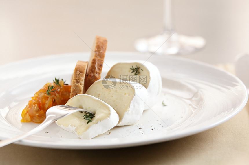 白盘上奶酪的宁静多样性食物乳酪餐厅黄色团体早餐桌子玻璃白色图片