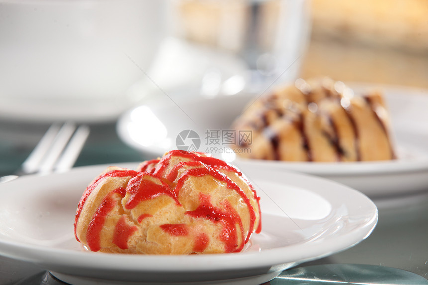 盘子上的甜蛋糕食物糕点馅饼水果美食派对巧克力面包装饰奶油图片