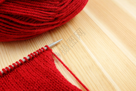 弹力球用红羊毛编织针头的缝针背景