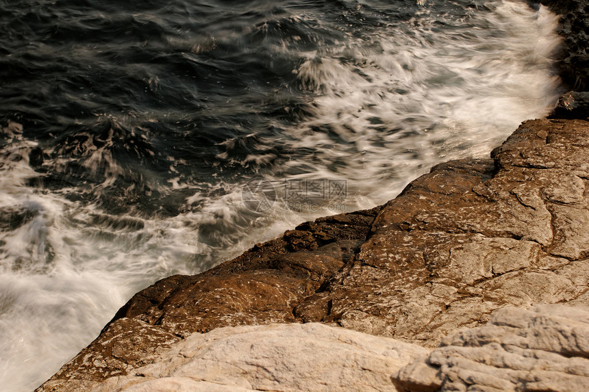 岩石海滩和巨浪石头波浪晴天海岸海浪蓝色海洋支撑天空风景图片