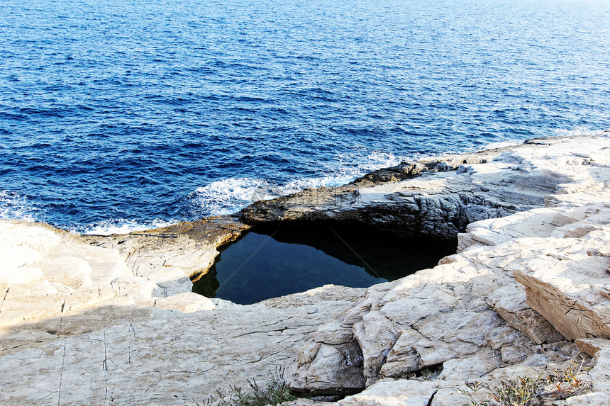岩石沙滩和天然游泳池 混凝土晴天石头支撑天空海岸线海岸海浪蓝色风景水池图片