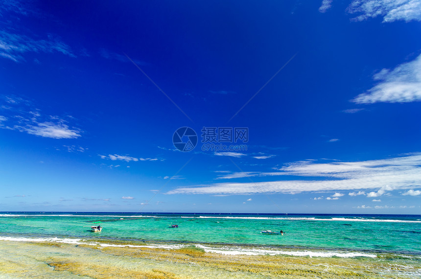 绿海和蓝天空黄色血管阳光海浪航海海景假期码头海洋海岸图片