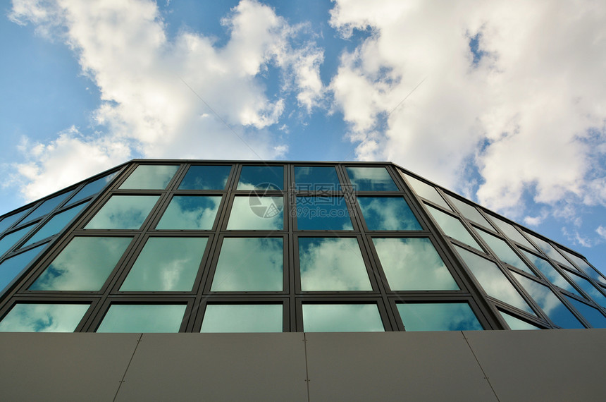 现代办公大楼玻璃面罩办公室建筑反射蓝色商业天空房子图片