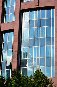 现代办公大楼玻璃面罩蓝色房子办公室建筑天空商业反射背景图片