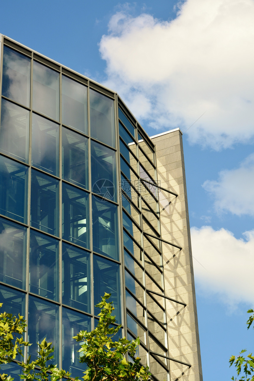 现代办公大楼玻璃面罩房子反射天空商业建筑蓝色办公室图片