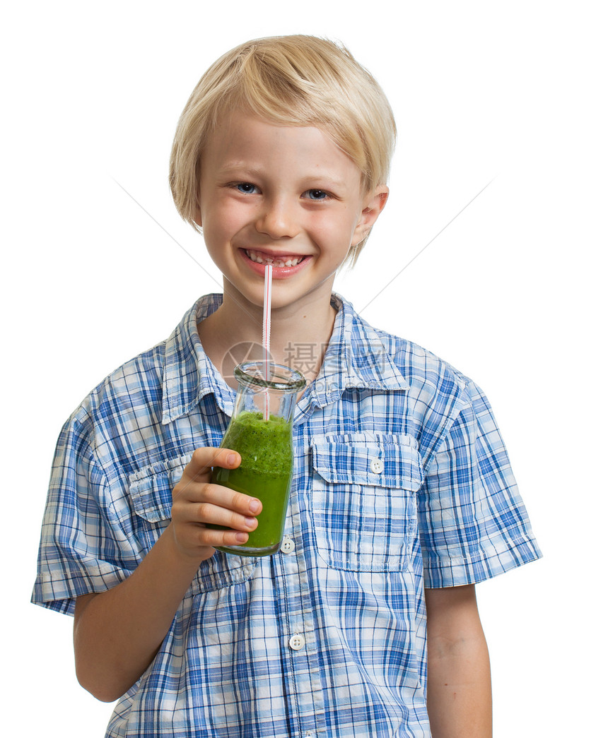 可爱的男孩喝绿色冰淇淋图片