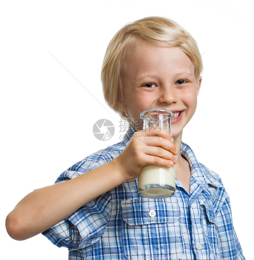 笑男孩要喝一瓶牛奶了图片
