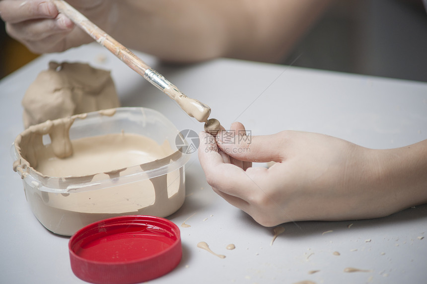 女孩用泥土做玩具商品纺纱创造力黏土陶瓷手指工艺学习艺术家车轮图片
