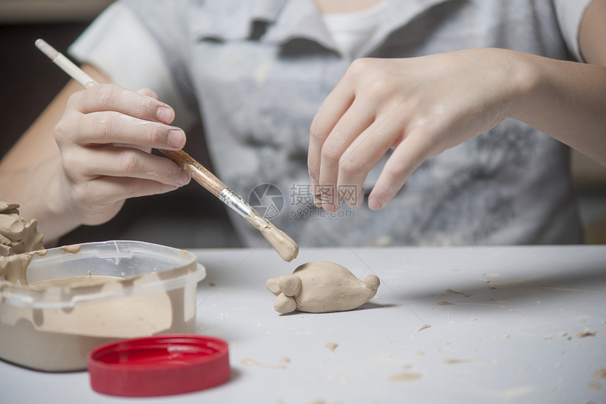 女孩用泥土做玩具工艺工匠创造力艺术手指设计师制品孩子洞察力商业图片