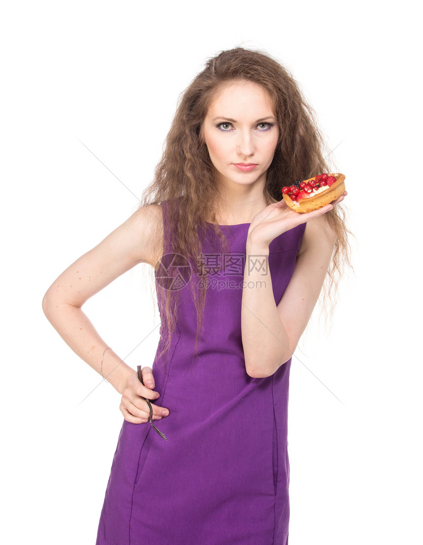 女人享受蛋糕浆果女孩糕点黑发甜点食物女性营养垃圾情绪图片