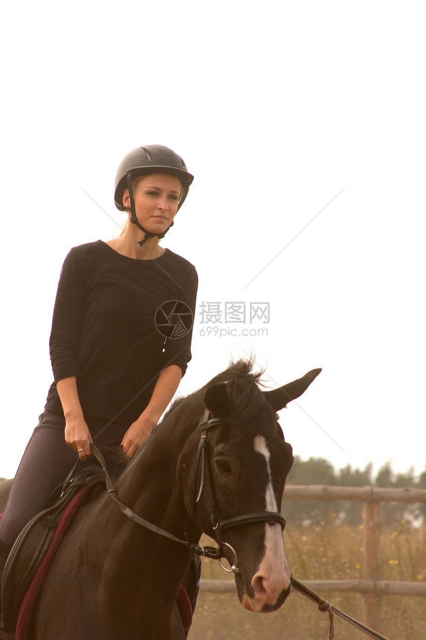 女孩乘坐火车场地栅栏步伐喜悦动物训练踪迹骑师骑士头盔图片